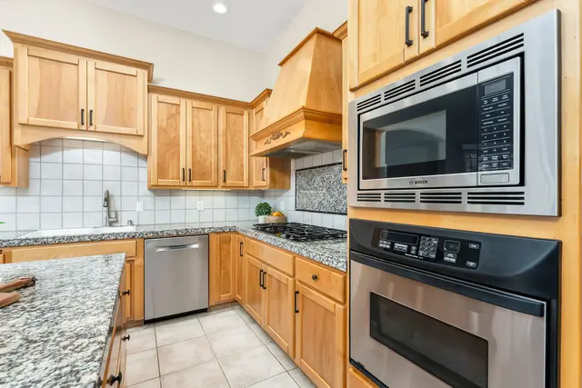 3624 Meder Ct: Kitchen & Breakfast Nook
