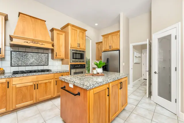 3624 Meder Ct: Kitchen & Breakfast Nook