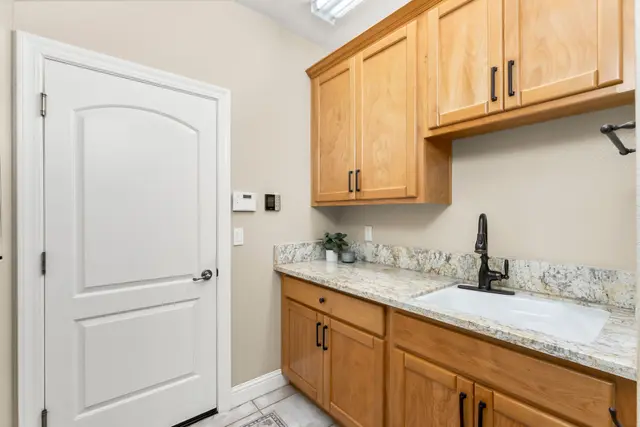 3624 Meder Ct: Kitchen & Breakfast Nook